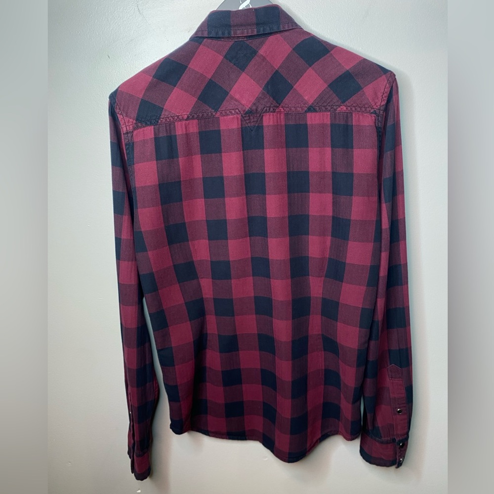 Guess Checkered Button Down. - Picture 5 of 8